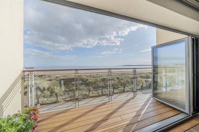 Stunning en-suite room in seafront townhouse Main Photo