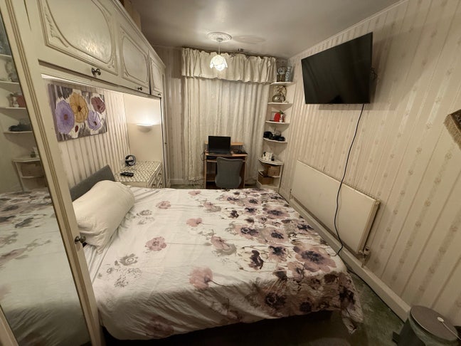 Large double bedroom in southfields(All Bills Inc) Main Photo