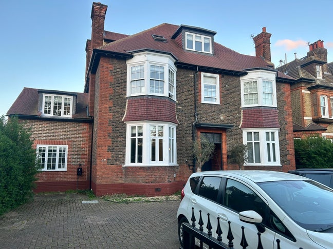 Epic double room right by Tooting common  Main Photo
