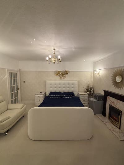 Bright Fully Furnished Double Room with King Bed Main Photo