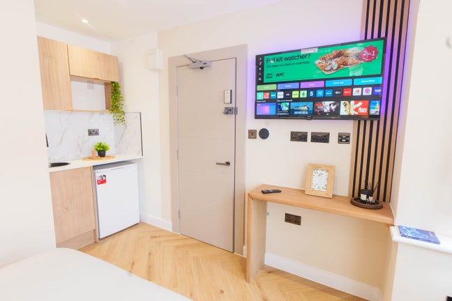Large Studio Rooms, Close to Station (Parking) Main Photo