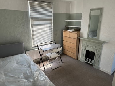 Double room close to the station/high street Main Photo