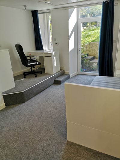 Double en-suite rooms in ground floor apmnt Main Photo