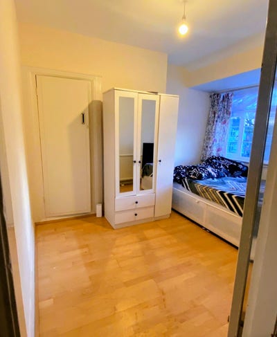 Double Room Available  in Hayes Near Rocky Pizza Main Photo