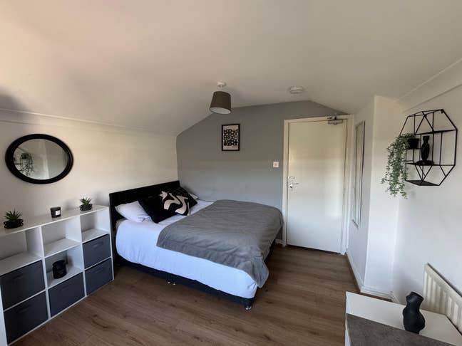 Modern room close to city center  Main Photo