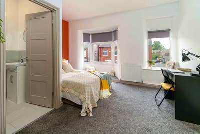 Stunning Ensuite Room | BILLS INC | Salford Main Photo