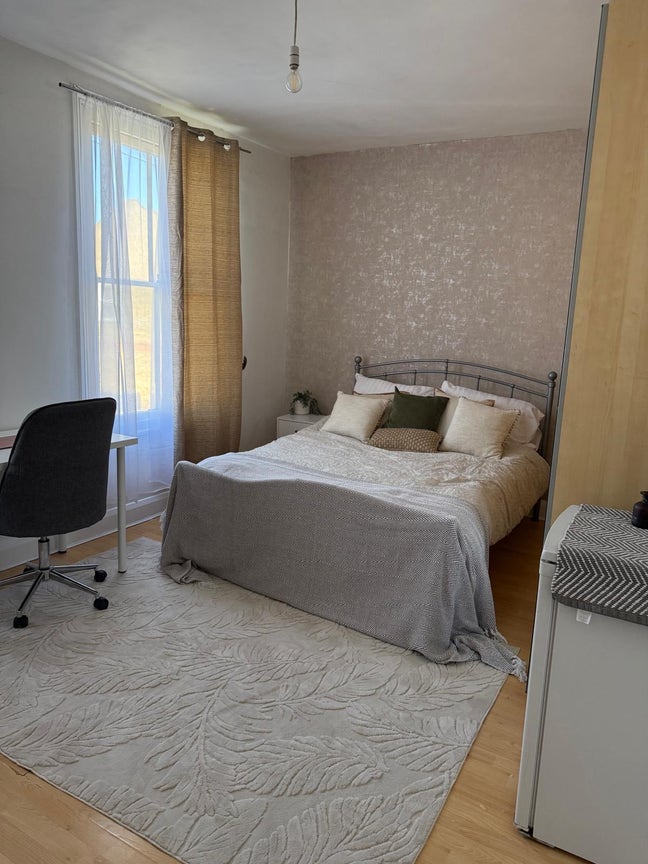 Double large room furnished in shared house. Main Photo