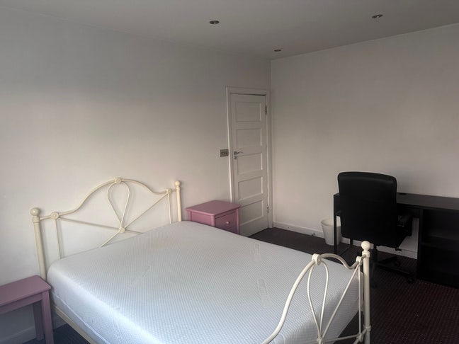 Available immediately- Large, Bright Double Room Main Photo