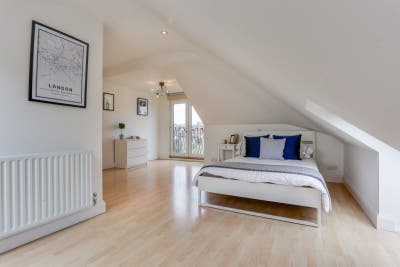 Spacious Double En-suite Room with parking Main Photo