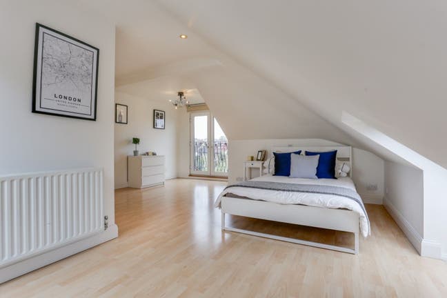 Spacious Double En-suite Room with parking Main Photo