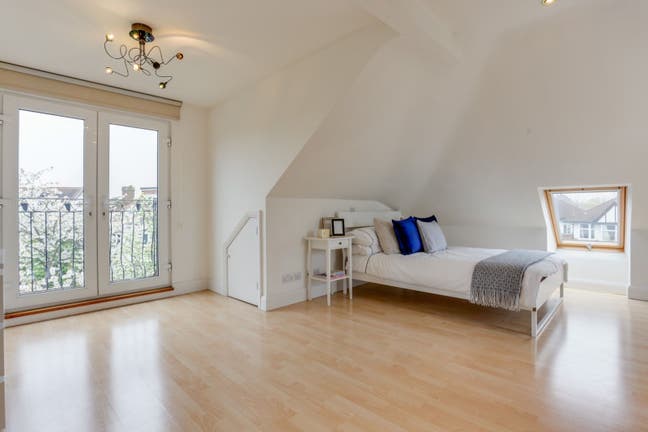 Spacious Double En-suite Room with parking Main Photo