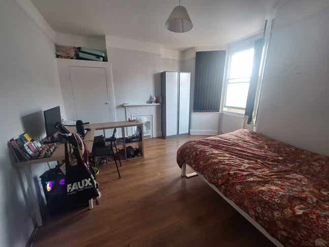 Master bedroom to rent in Tottenham Main Photo