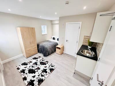✨ 🛏️ 2X Self Contained Studios to Let in  Main Photo