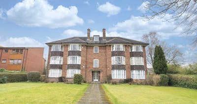 3 Bed Apartment - Walking distance to Q.E Main Photo