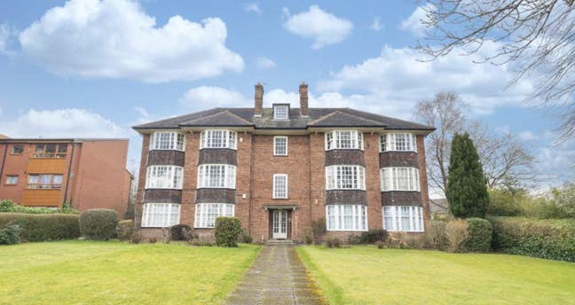3 Bed Apartment - Walking distance to Q.E Main Photo