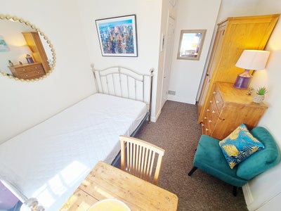 Bright ensuite room, Quiet central location Main Photo