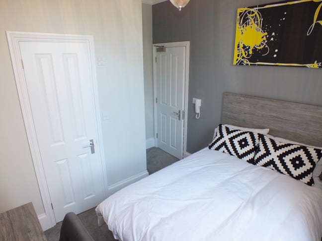 Unique Ensuite Room - Professional House Share! Main Photo