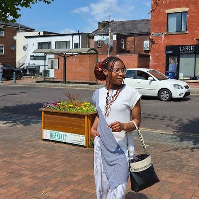 Professional Female seeks a single or double room Main Photo