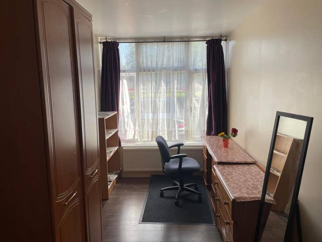 Large Room To Let in Cranford Main Photo