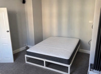 Double room in house share  Main Photo