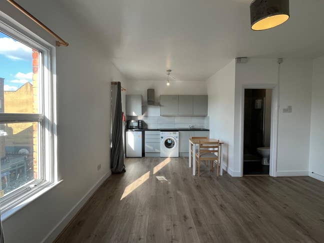 Second floor studio flat available on High St E17 Main Photo