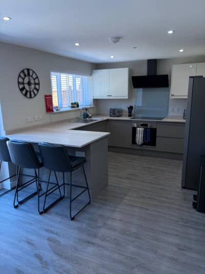 Luxury Rooms Available in Modern 6-Bed Professiona Main Photo