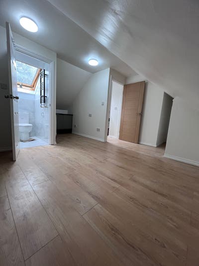 Bright Loft Room with Private En-Suite Main Photo