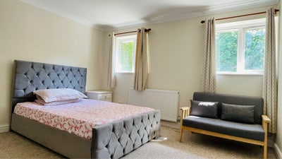 Beautiful Double Room near Mcdonalds Main Photo