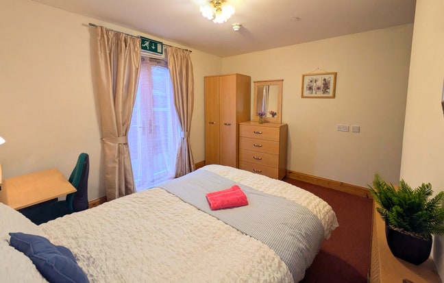 Ensuite rooms for peaceful adults in ex-hotel Main Photo