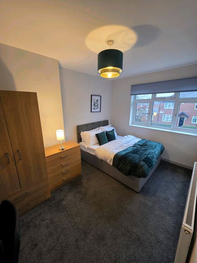 Cosy Double Room in Clean, Modern Home Main Photo