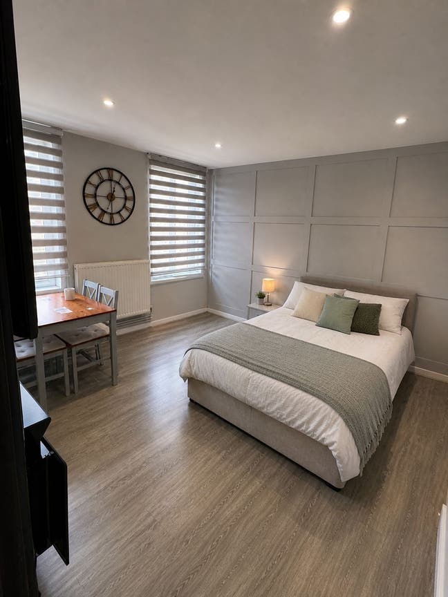 🏙️ Canary Wharf | 4 Rooms / 3-Bed Flat | Parking  Main Photo