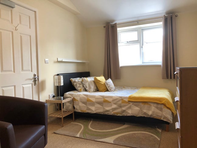 Fantastic Double Room to let in Horley Main Photo
