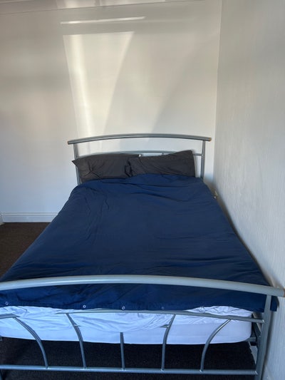 Double room in a shared house Main Photo
