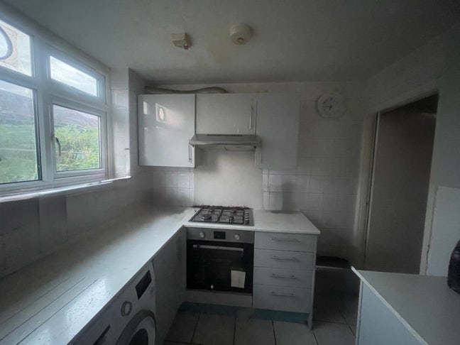 Single  Room  /  females  preferred Main Photo