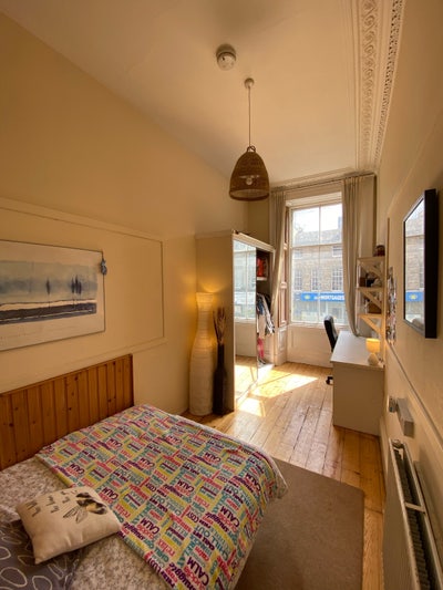 Sunny double bed room in Haymarket flat ! Main Photo