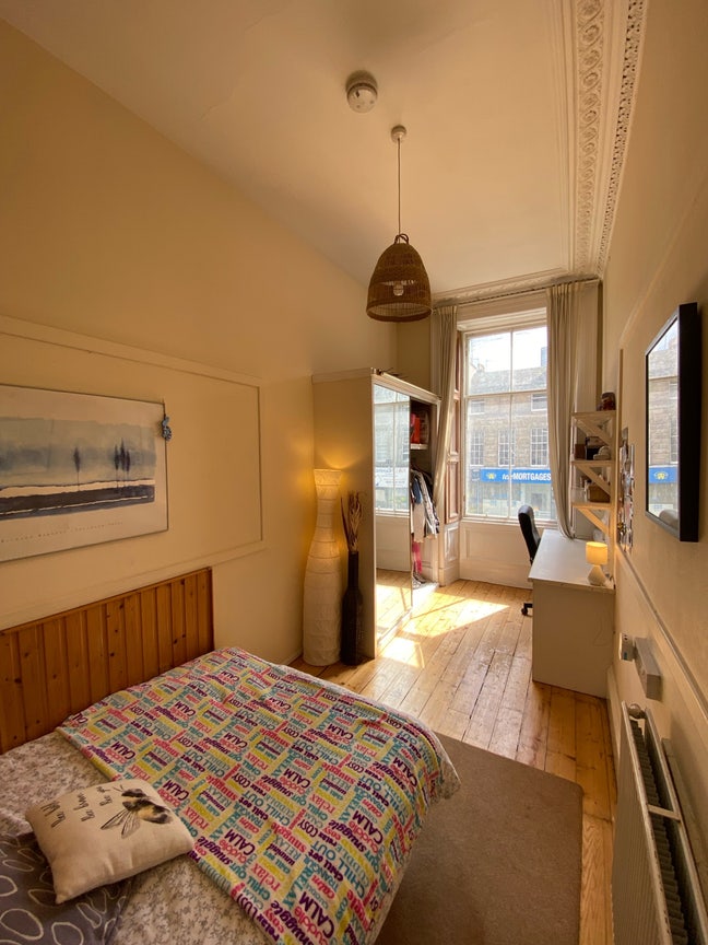 Sunny double bed room in Haymarket flat ! Main Photo