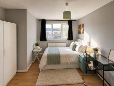 Master sized room | 20min to Shoreditch  Main Photo