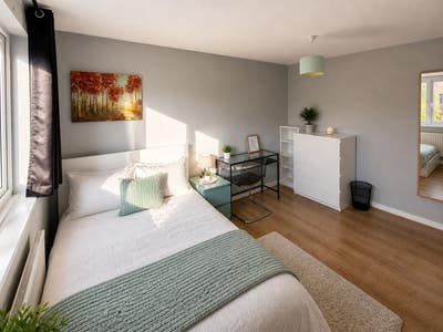 Master sized room | 20min to Shoreditch  Main Photo