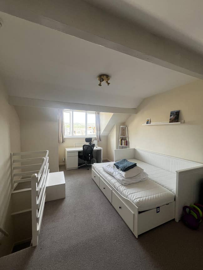 Spacious Attic Room in Hillsborough Main Photo