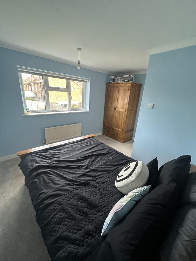 Small double room to rent for up to a year Main Photo