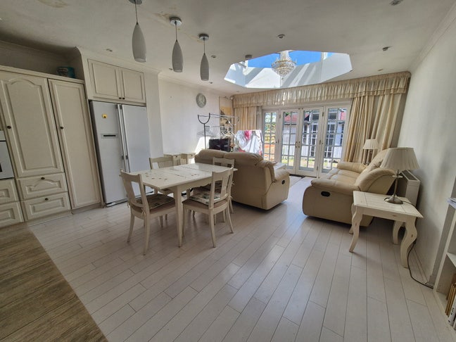 Double rooms vacant in a professional household  Main Photo