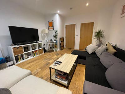 Bright Double Room Multi‑Level Flat, Haggerston Main Photo