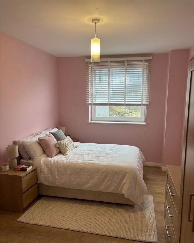 Spacious Double Room - Uxbridge High Street  Main Photo