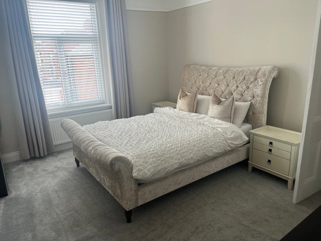 Large double room near hospital and train Main Photo