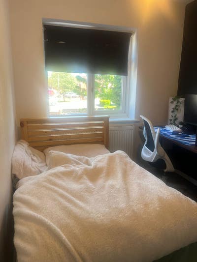 Single Room is available for rent - LE4  Main Photo