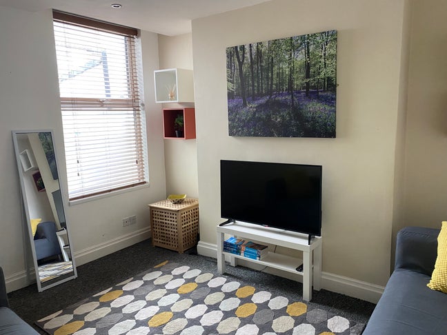 Student Room Available in 5 bed girls house Main Photo