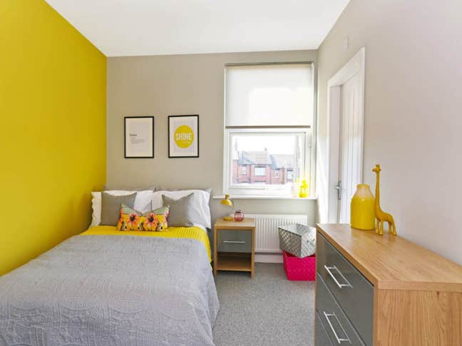 Ensuite Room Avail-Lovely Wortley House Share LS12 Main Photo
