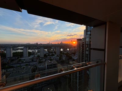 Bright Double Room - Skyline View in Canary Wharf Main Photo