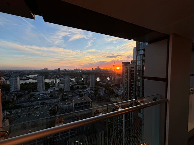 Bright Double Room - Skyline View in Canary Wharf Main Photo