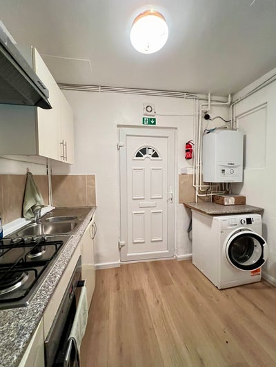 En-suite room in Shared House, NW4, bills inc  Main Photo